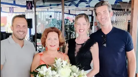 El alcalde de Arrecife con la conocida y querida doctora y sus hijos.