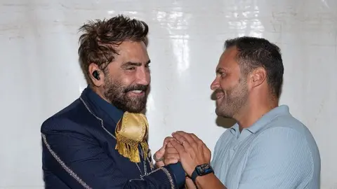 El alcalde de Arrecife con el cantante Alejandro Fernández en una imagen que utiliza el PSOE este domingo para justificar su crítica