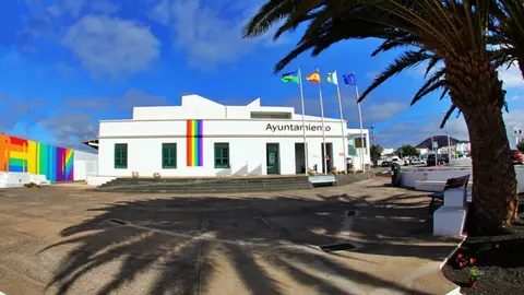 Imagen de la fachada del Ayuntamiento de Tías.
