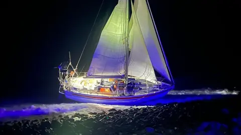 Velero encallado en la costa de Guatiza.