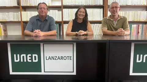 Andrés Fajardo, secretario de la UNED, Ascensión Toledo, consejera del Cabildo, Miguel Ángel Martín, responsable de Memoria Digital de Lanzarote