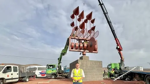 El consejero de Obras Públicas, Jacobo Medina, junto al juguete de viento de Arrieya