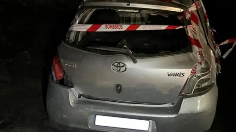 Así estaba el vehículo tras ser balizado por los bomberos.