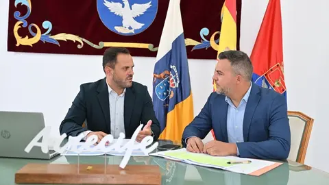 El alcalde de Arrecife, Yonathan de León, y el consejero insular de Obras Públicas, Jacobo Medina, estudian el avance de los nuevos proyectos de ámbito insular en la capital.