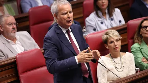 Sebastián Franquis en el Parlamento de Canarias.