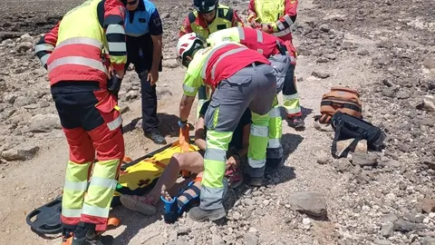 Mujer accidentada siendo atendida por el SUC.