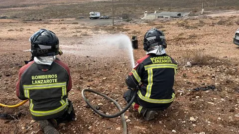 Instante en el que los bomberos terminan de controlar el fuego de las bombonas.