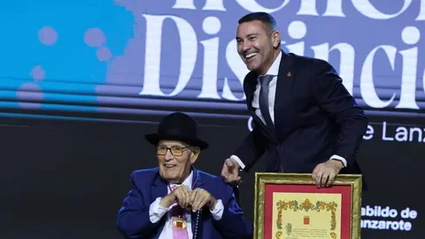 El presidente del Cabildo, Oswaldo Betancort, en un reconocimiento a Antonio Corujo.