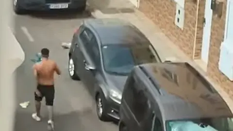 Uno de los agresores volviendo a patear a la persona que se encontraba en el suelo.