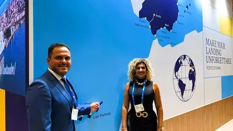 El alcade de Arrecife y la concejala de Turismo en la reciente Feria de Cruceros de Hamburgo junto al stand de Puertos del Estado. Marcando Arrecife