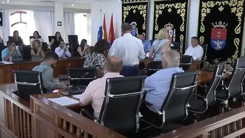 Concejales del PSOE abandonando el pleno del Ayuntamiento de Arrecife.