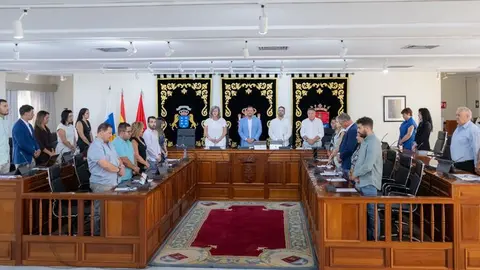 Momento de la Corporación Municipal de Arrecife a la memoria de Antonio Corujo Tejera.