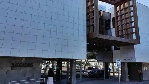Entrada en los juzgados de Arrecife.