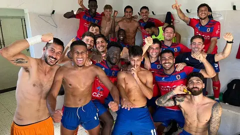 Los jugadores del equipo rojillo celebrando la importante victoria