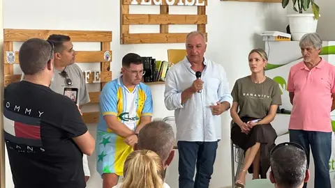 Luis Campos en un encuentro con el equipo de NC de Lanzarote.