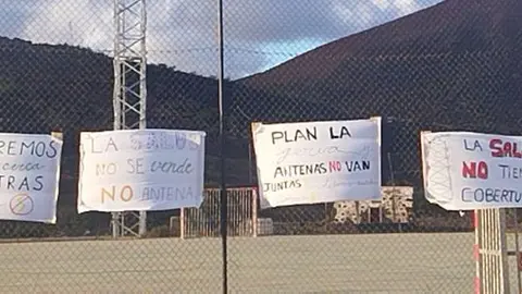Imagen de los carteles que han colocado los vecinos en la zona