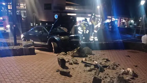 Imagen del impacto del vehículo contra el muro.