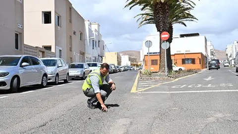 El alcalde de Arrecife en una de las calles de Argana Alta que será reasfaltada con este nuevo plan de 1.2 millones de euros.