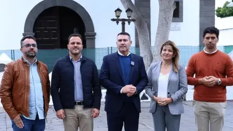 Componentes del pacto de gobierno de Arrecife y del Cabildo visitando la obra de la plaza de Las Palmas.