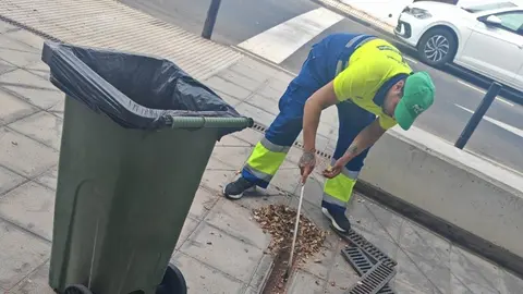 Operario del Ayuntamiento de San Bartolomé realizando las labores de limpieza.