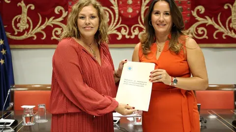 Astrid Pérez recibiendo la iniciativa legislativa de la FECAI.