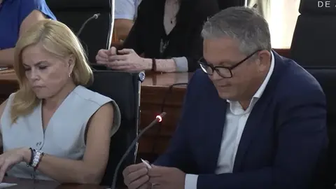 Alfredo Mendoza con su compañera Cristina Duque antes de abandonar el pleno del pasado viernes en Arrecife.