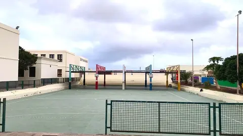 Cancha principal del CEIP Playa Blanca.