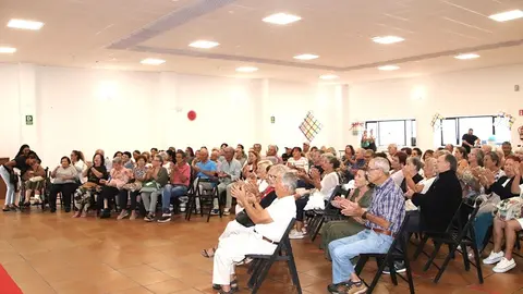 Mayores disfrutando de las actividades realizadas por el Ayuntamiento de Yaiza.