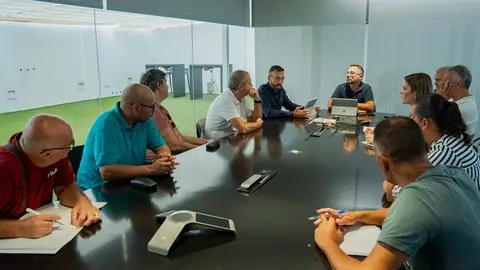 Reunión de Echedey Eugenio y Jacobo Lemes con representantes de los trabajadores de  Urbaser.
