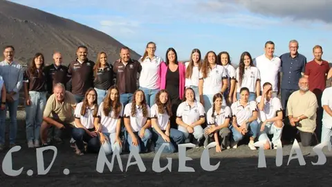 El equipo y el cuerpo técnico con las autoridades de Tías y del Cabildo que estuvieron presentes en el acto.