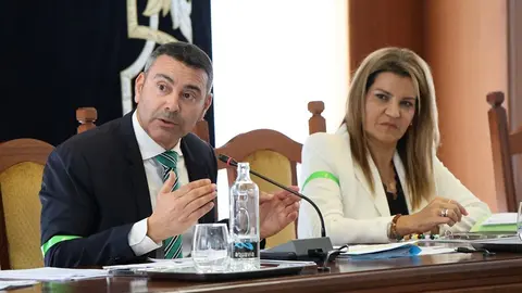 El presidente, Oswaldo Betancort, y la vicepresidenta, María Jesús Tovar