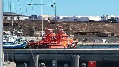 Embarcaciones de Salvamento Marítimo en Puerto Naos, Arrecife.