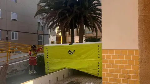 Imagen de uno de los bomberos que se situó al lado del colchón