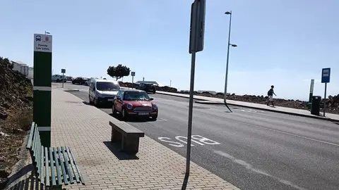 Imagen de una parada de guagua de Tías sin marquesina ni prácticamente lugar en el que puedan estar los posibles pasajeros