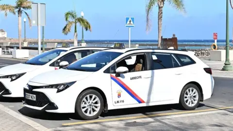 Imagen de dos taxis en la parada del Puente de las Bolas.