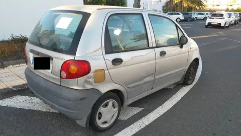 Imagen de uno de los vehículos abandonados, en este caso en una esquina encima de una isleta