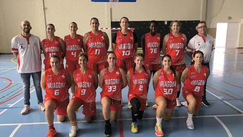 El cuerpo técnico y las integrantes del equipo, que están teniendo un magnífico arranque de temporada