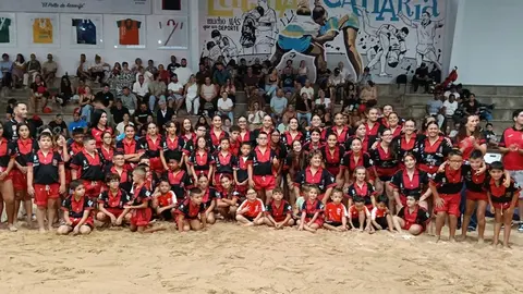 Luchadoras del Tinecheide junto a los asistentes en su presentación.