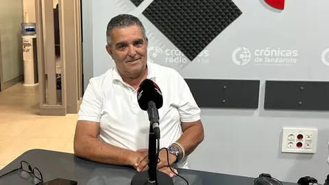 Mateo Ramón en el estudio de Crónicas Radio.
