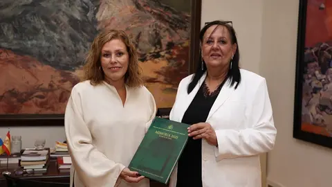 Astrid Pérez junto a la fiscal superior de la Comunidad Autónoma, María Farnés Martínez.