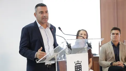 Oswaldo Betancort junto a Susana Pérez y Héctor Fernández.