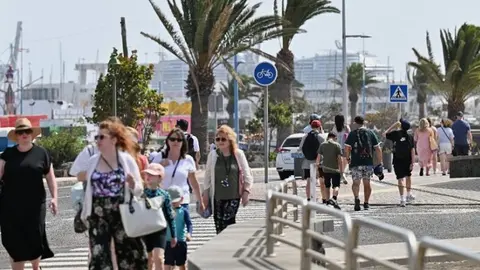 Los cruceros atracando al lado de los estudios de Crónicas Radio, en el puerto deportivo de Arrecife.