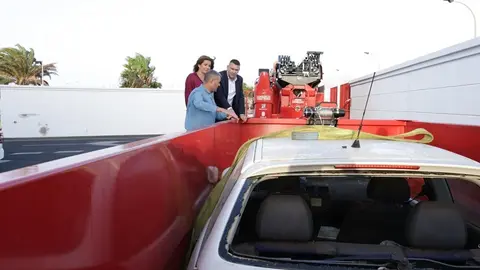 Oswaldo Betancort, María Jesús Tovar y Kiko Aparicio junto a la nueva bandeja de extinción de incendios.