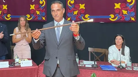 Alfredo Villalba durante su toma de posesión como alcalde de Haría.