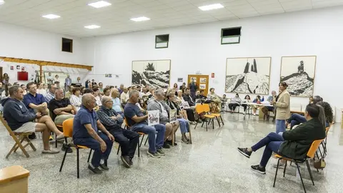 Olivia Duque y los componentes del Gobierno de Teguise en un encuentro vecinal.
