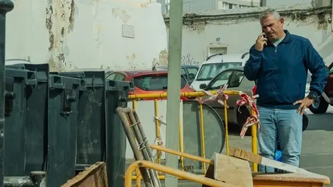 Jacobo Lemes junto a unos enseres en una calle de Arrecife.