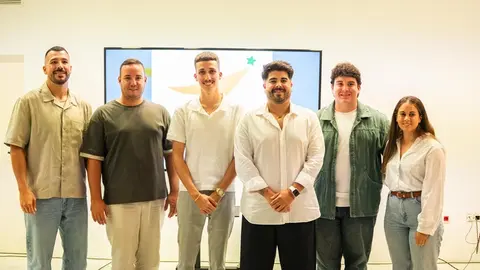 Joel Arbelo junto al resto de componentes de su equipo.