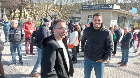 El teniente de alcalde, Echedey Eugenio, y el concejal de Mayores, Rosmen Quevedo, acompañando a los mayores en uno de los viajes.