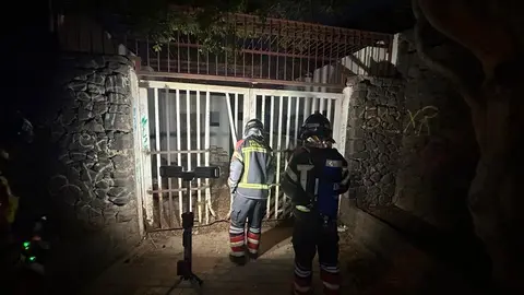 Bomberos forzando la puerta para acceder.