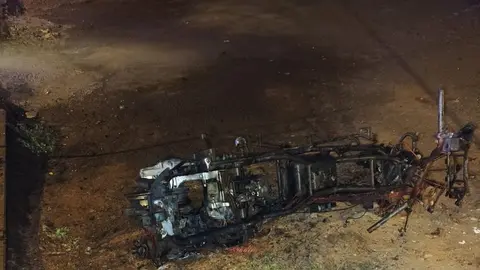 Estado en el que quedó la moto tras el incendio